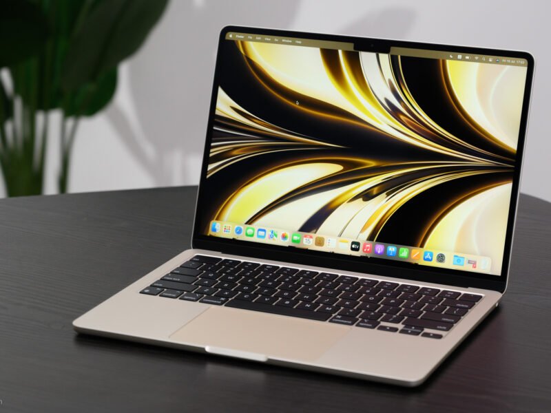 az új macbook air m2 az asztalon