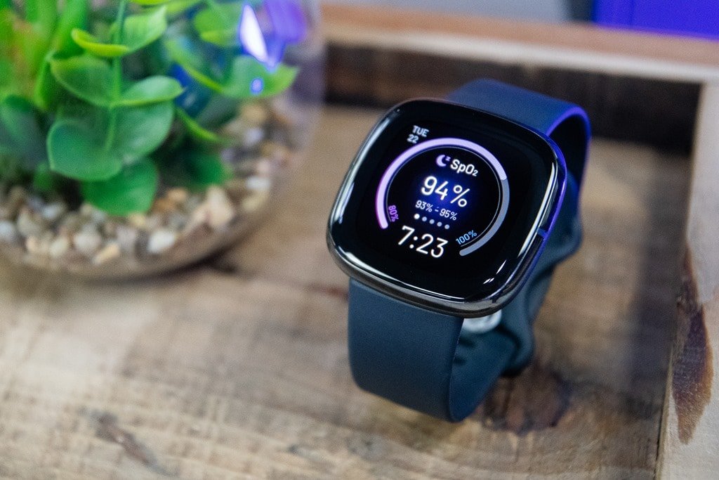 Fitbit Sense fa asztalon