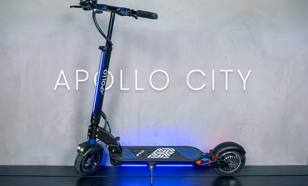 Led lámpával szerelt Apollo City elektromos roller neki támasztva a falnak
