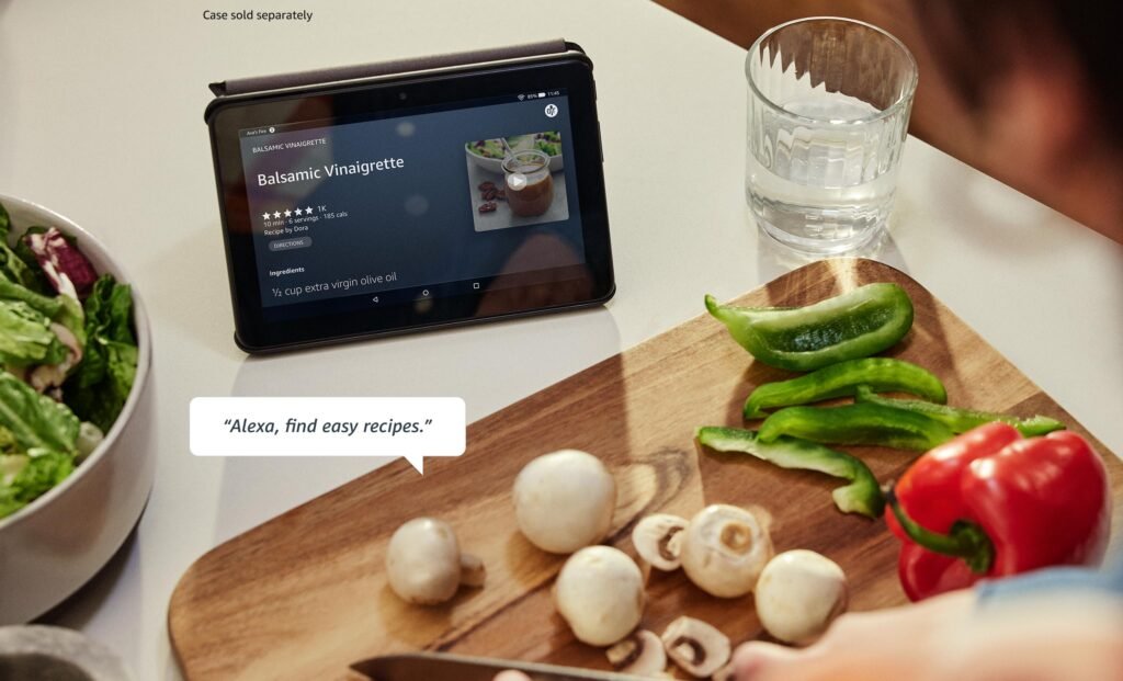 Főzés közben a háziasszony az asztalon nézi a receptet a táblagépén