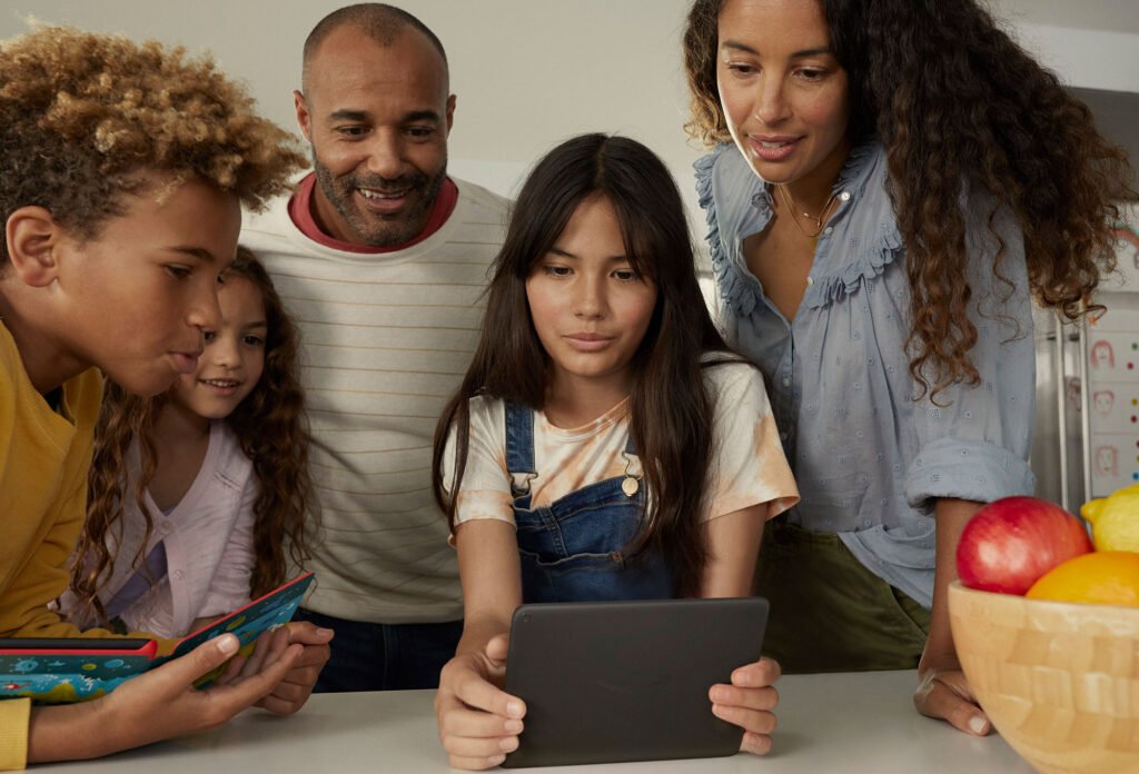 Az egész család a konyhában videó csetel a nagyszülőkkel az új tabletjükön